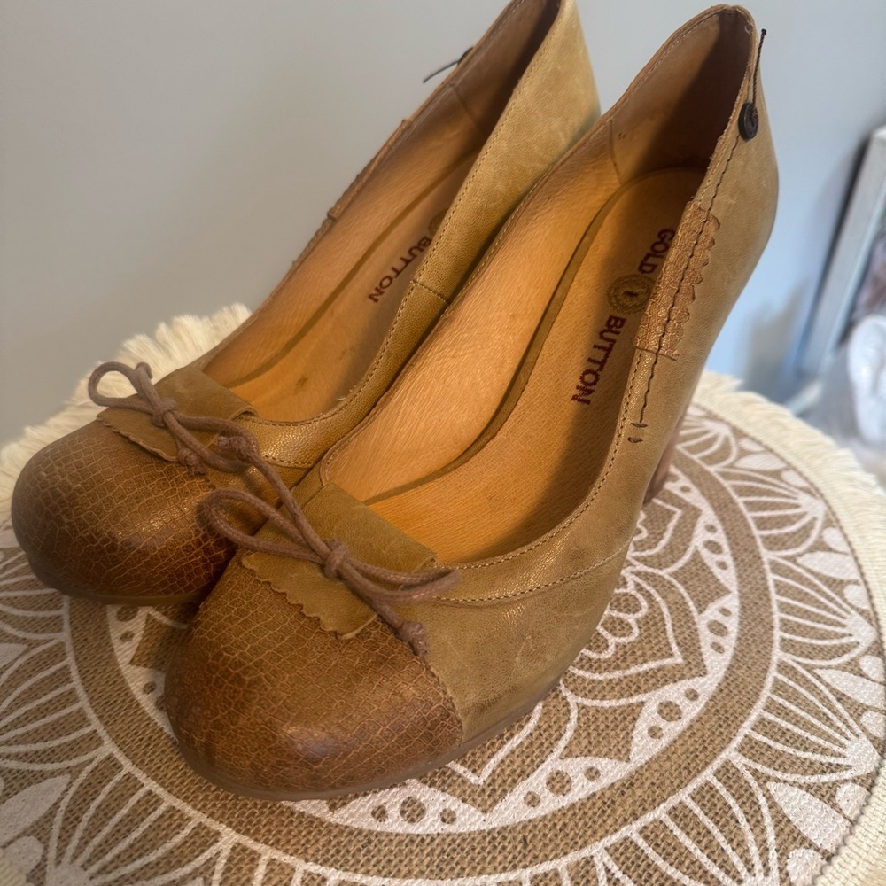 GOLD BUTTON Women's Leather Heels Shoes TAN Size 9.5